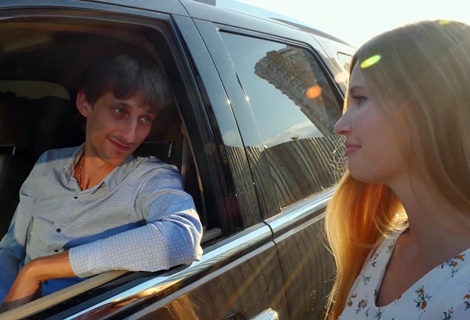 Туристка из России решила отблагодарить за помощь иностранца сочным минетом и хорошим сексом на заднем сидении