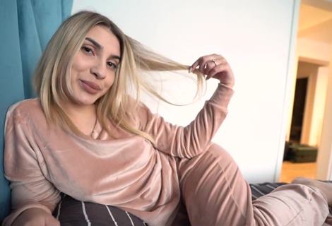 Мачеха узнала, что у пасынка никогда не было секса и навязалась в училку любовницу