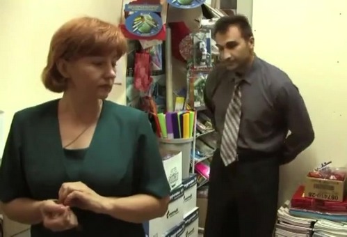 Шеф знал, что зрелая подчиненная живет без мужа, потому начал приставать и требовать секс в каптёрке