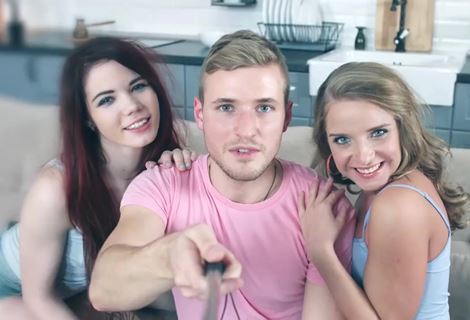 Смазливый парнишка развел жену с ее подружкой на анальный тройничок