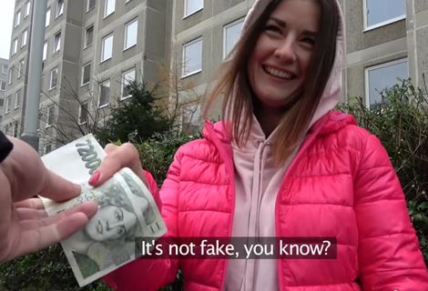 Хитрый мужик развел сексуальную русскую эмигрантку на интимную близость за деньги